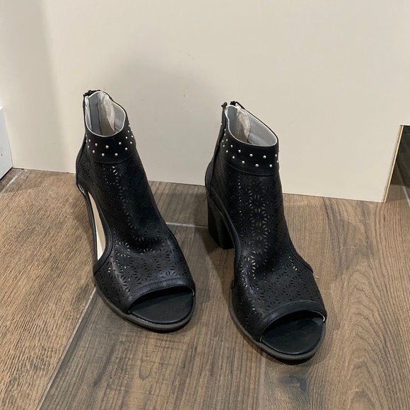 Open toe booties - Picture 1 of 4